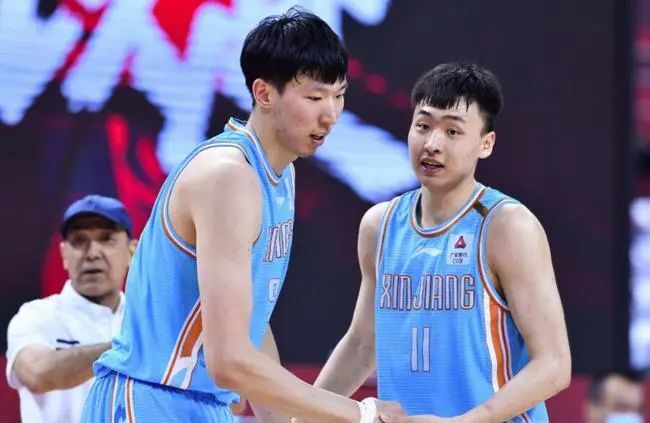 欧冠小组赛全胜的俱乐部：3次：拜仁、皇马1次：米兰、阿贾克斯、巴萨、利物浦、巴黎、莫斯科斯巴达克在上述这些小组赛全胜晋级欧冠淘汰赛的球队中，至今只有2019/20赛季的拜仁最终拿到冠军。
